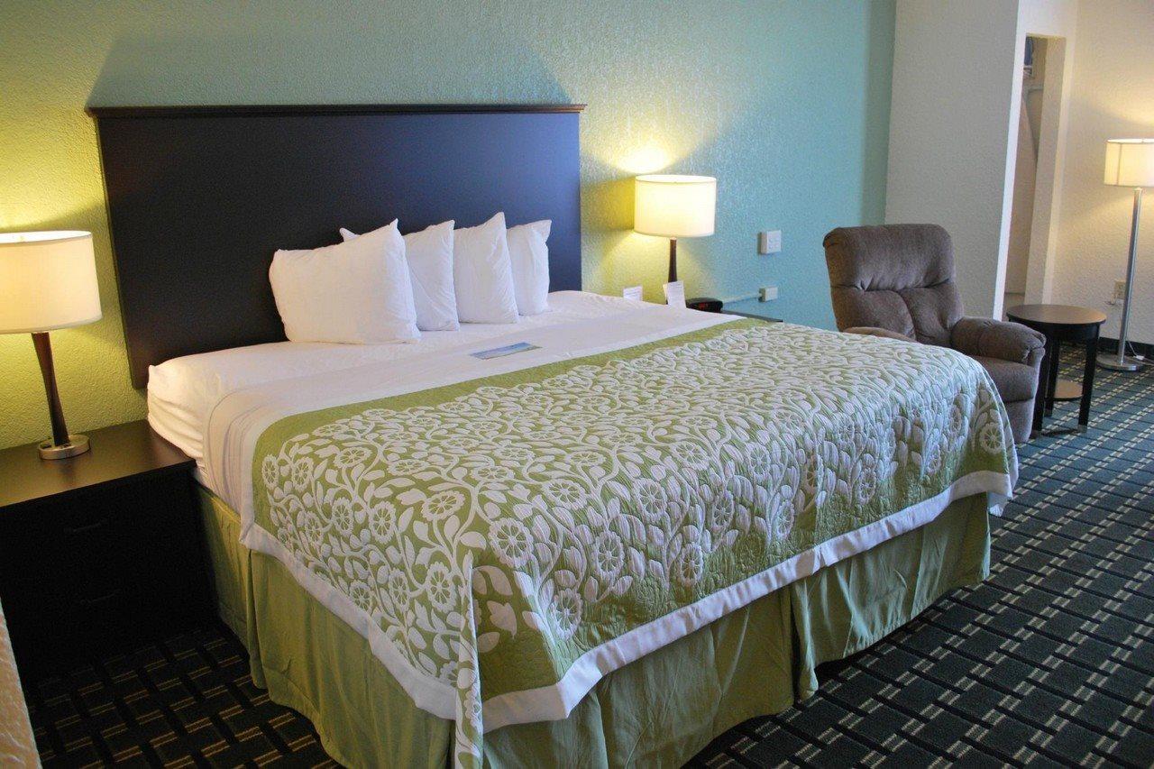 Clarion Pointe Hotel Jasper Bagian luar foto