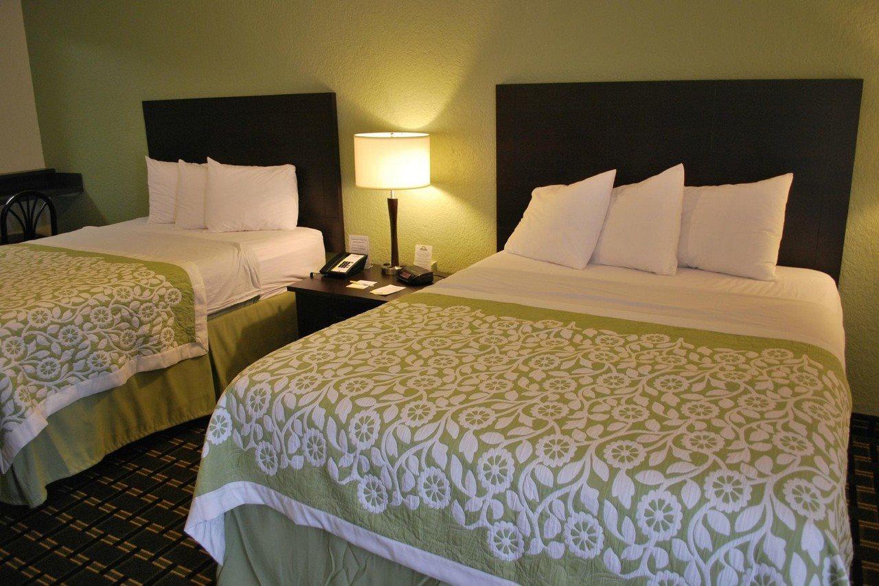 Clarion Pointe Hotel Jasper Bagian luar foto