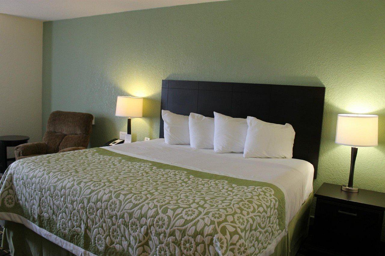 Clarion Pointe Hotel Jasper Bagian luar foto