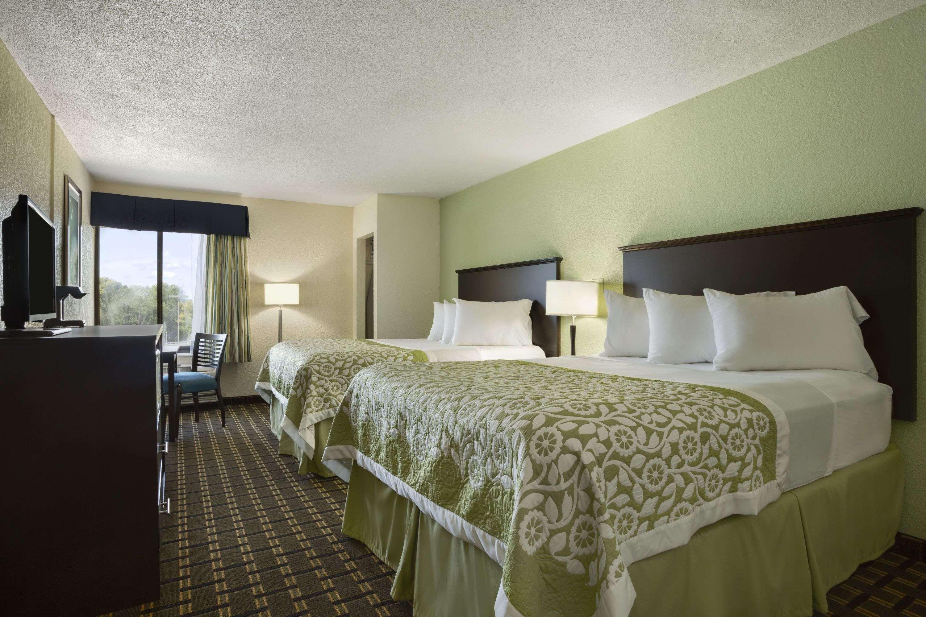Clarion Pointe Hotel Jasper Bagian luar foto