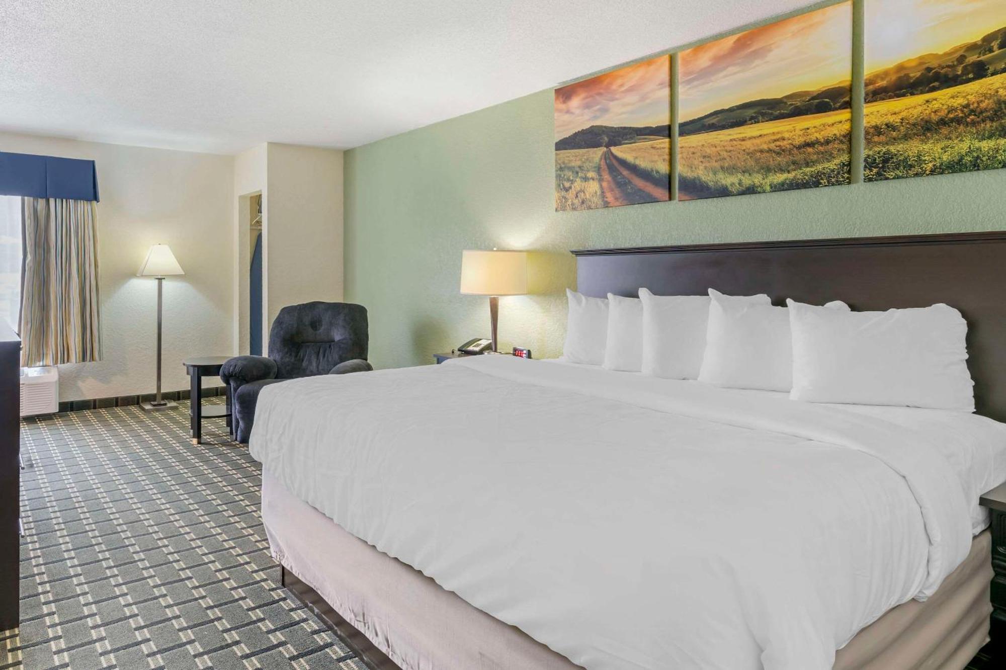 Clarion Pointe Hotel Jasper Bagian luar foto