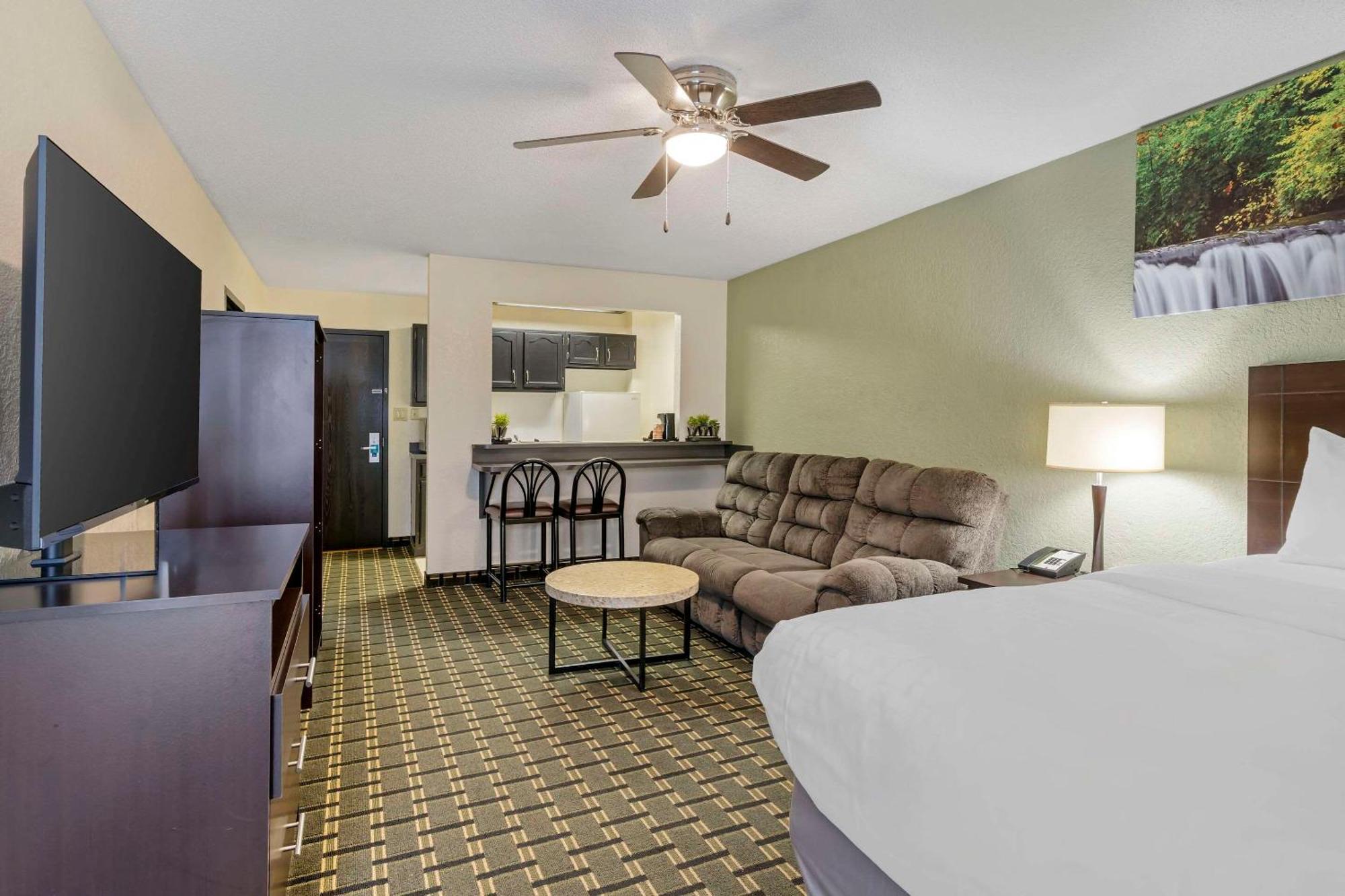 Clarion Pointe Hotel Jasper Bagian luar foto