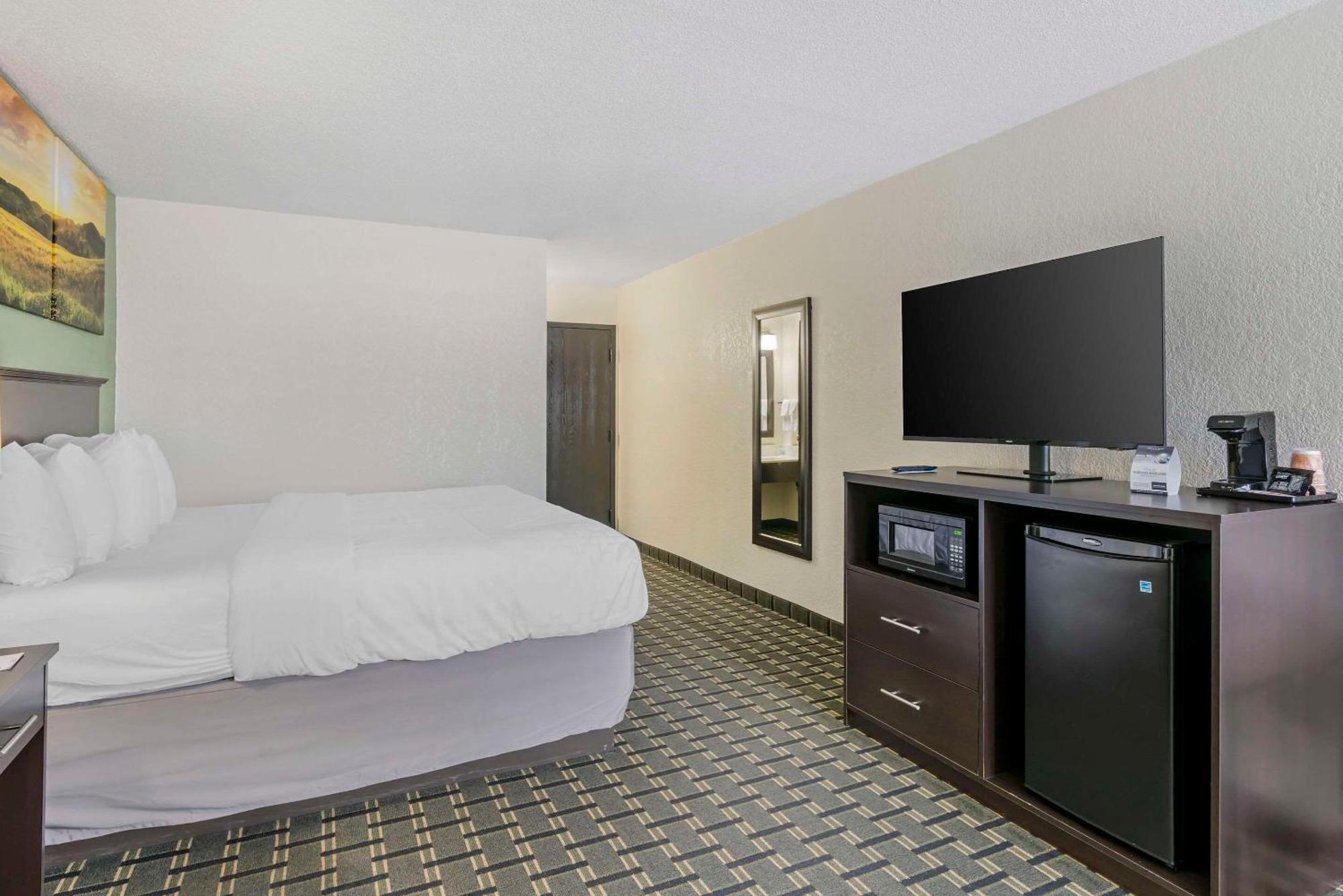Clarion Pointe Hotel Jasper Bagian luar foto