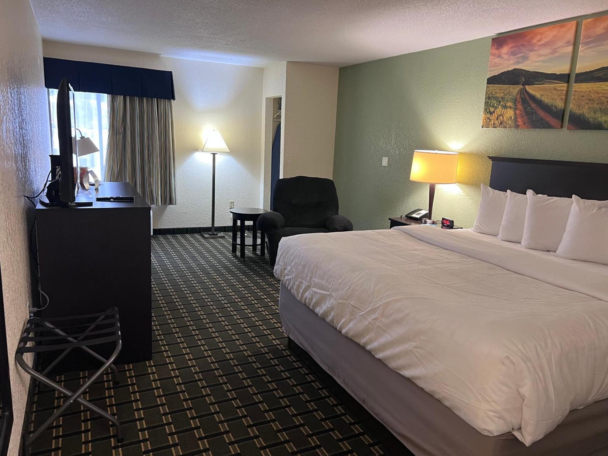 Clarion Pointe Hotel Jasper Bagian luar foto