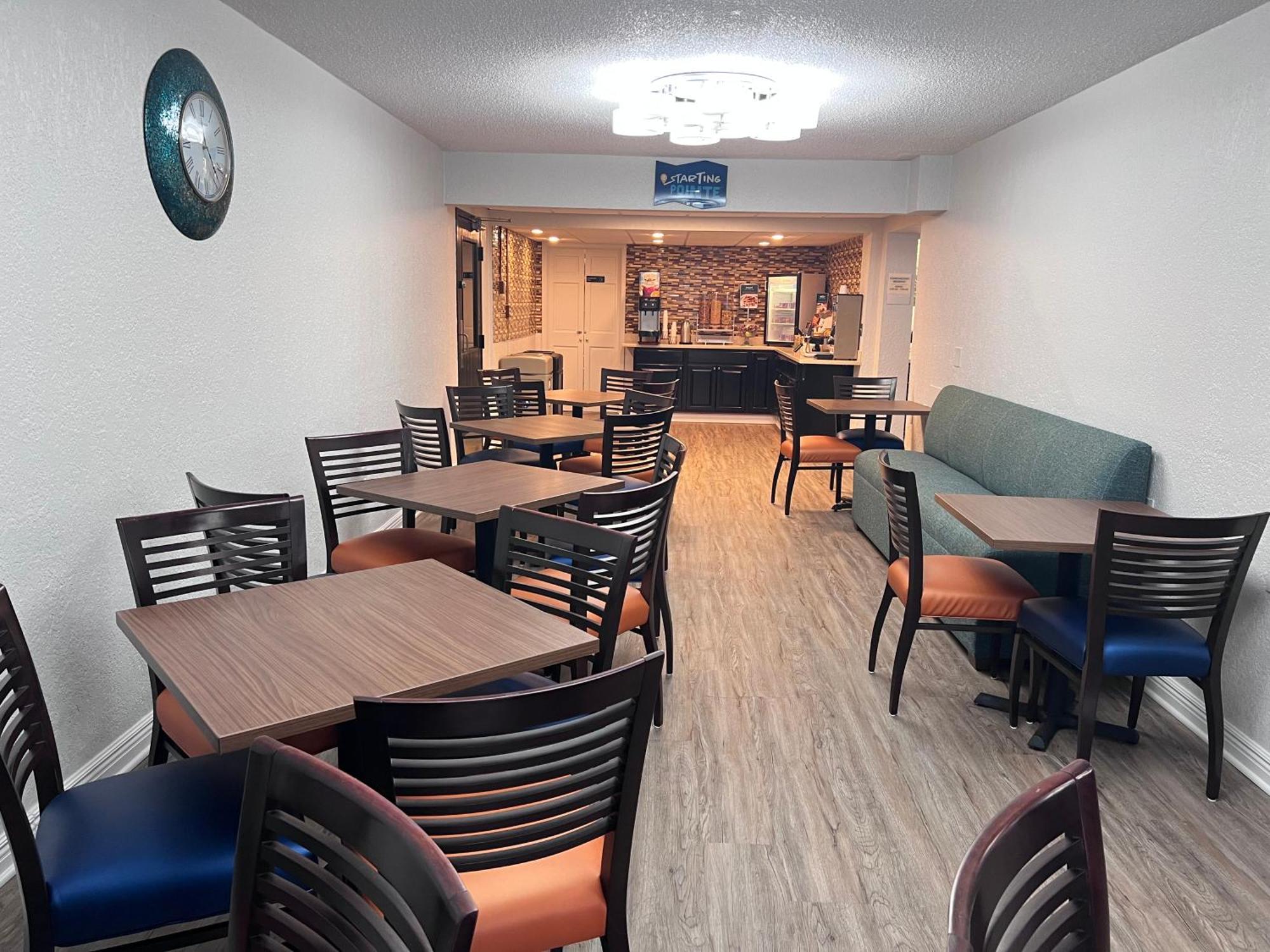 Clarion Pointe Hotel Jasper Bagian luar foto
