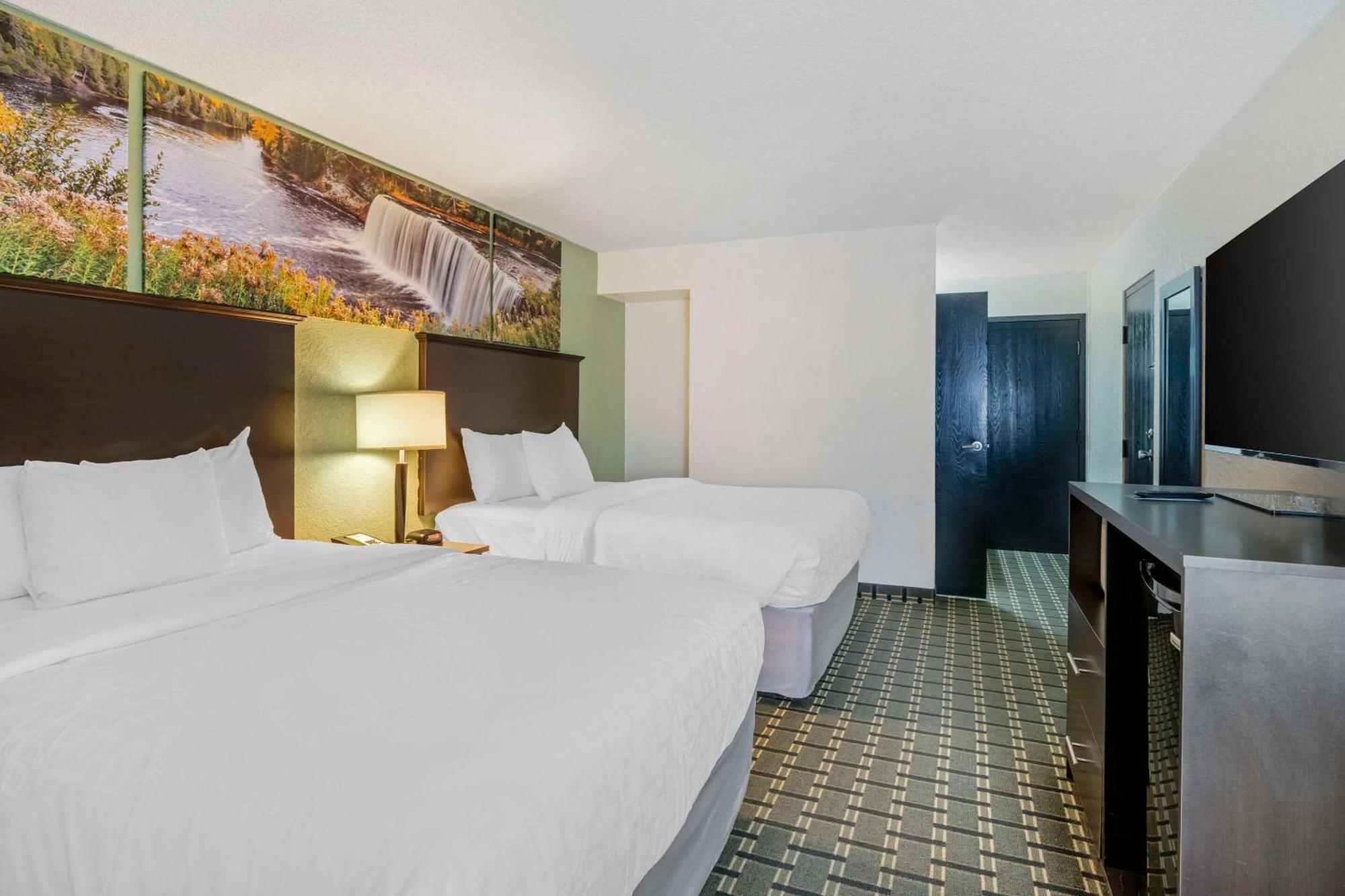 Clarion Pointe Hotel Jasper Bagian luar foto