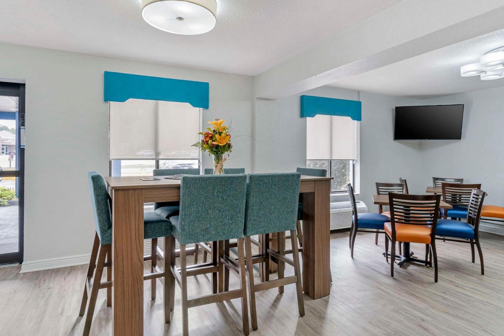 Clarion Pointe Hotel Jasper Bagian luar foto
