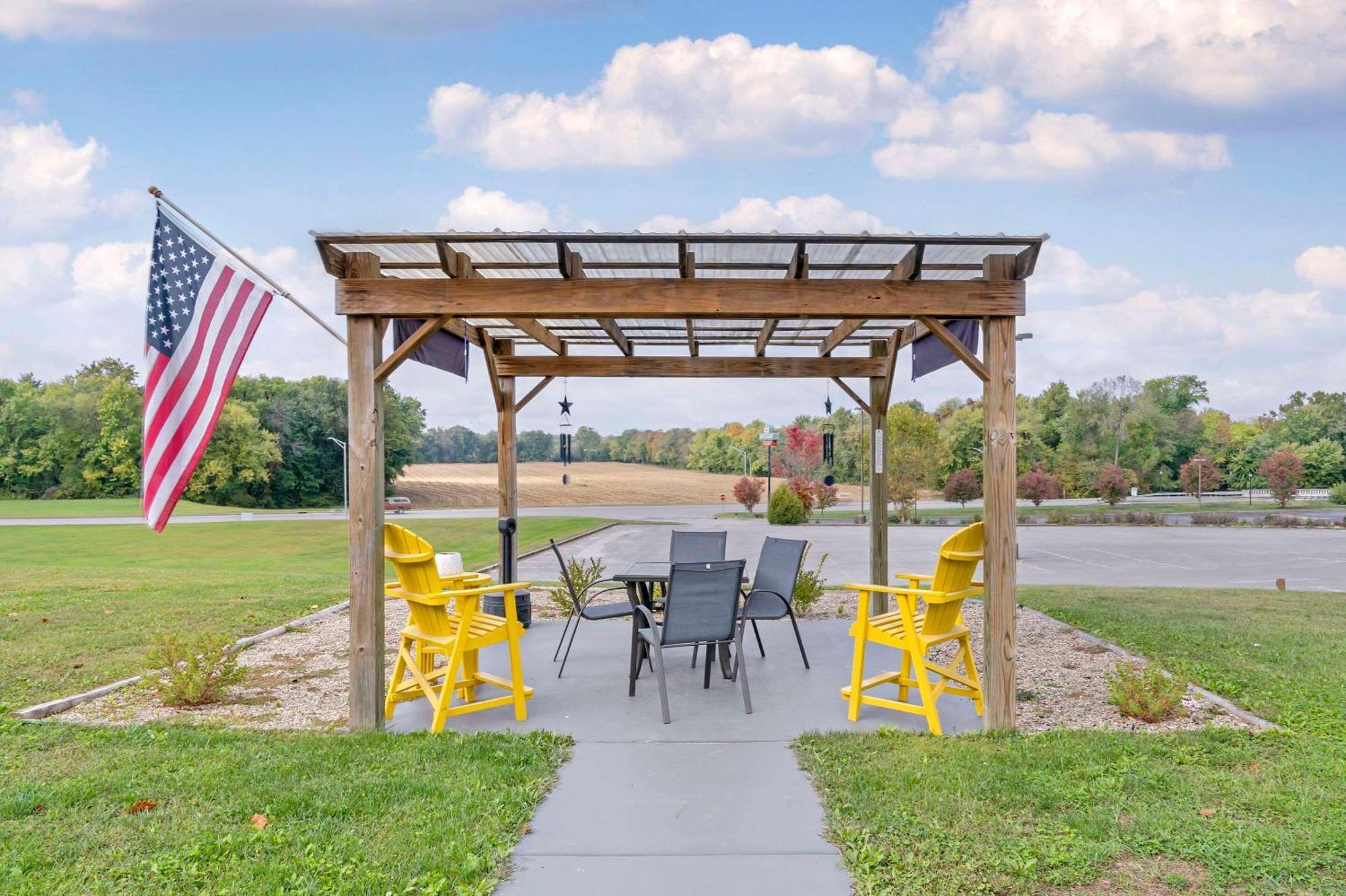 Clarion Pointe Hotel Jasper Bagian luar foto