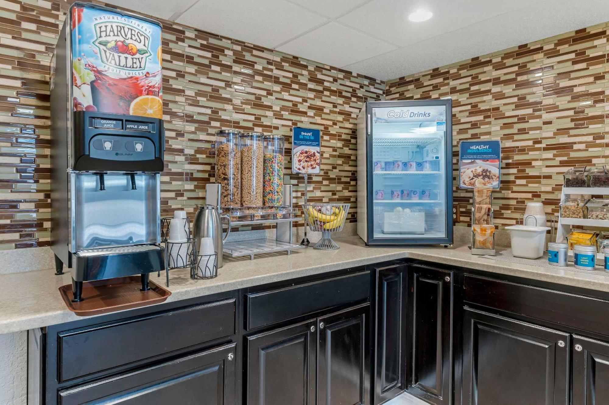 Clarion Pointe Hotel Jasper Bagian luar foto