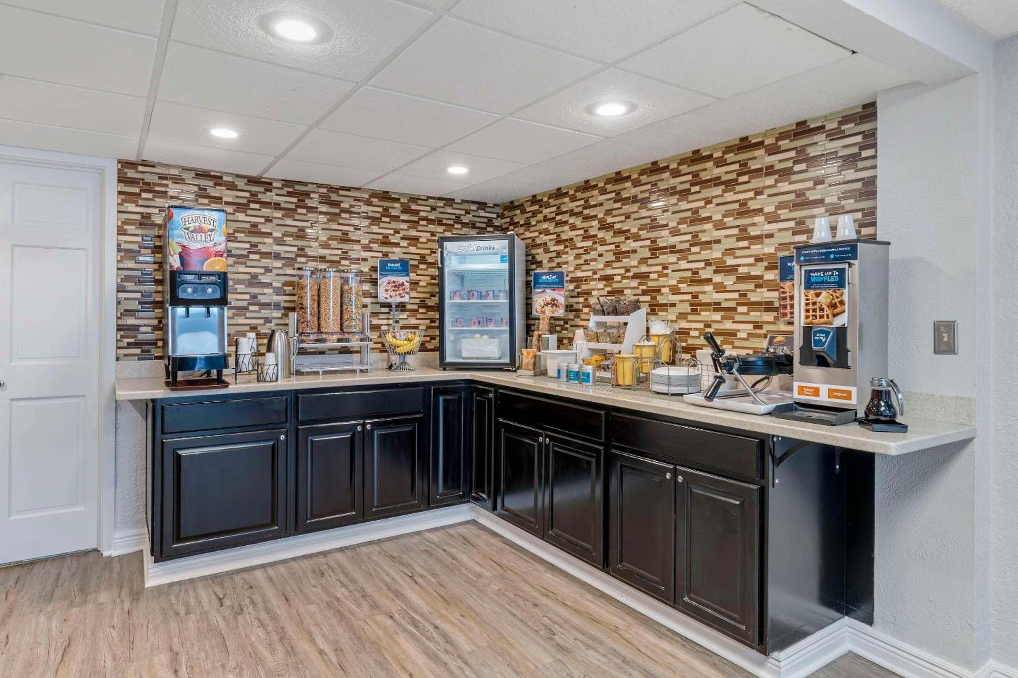 Clarion Pointe Hotel Jasper Bagian luar foto