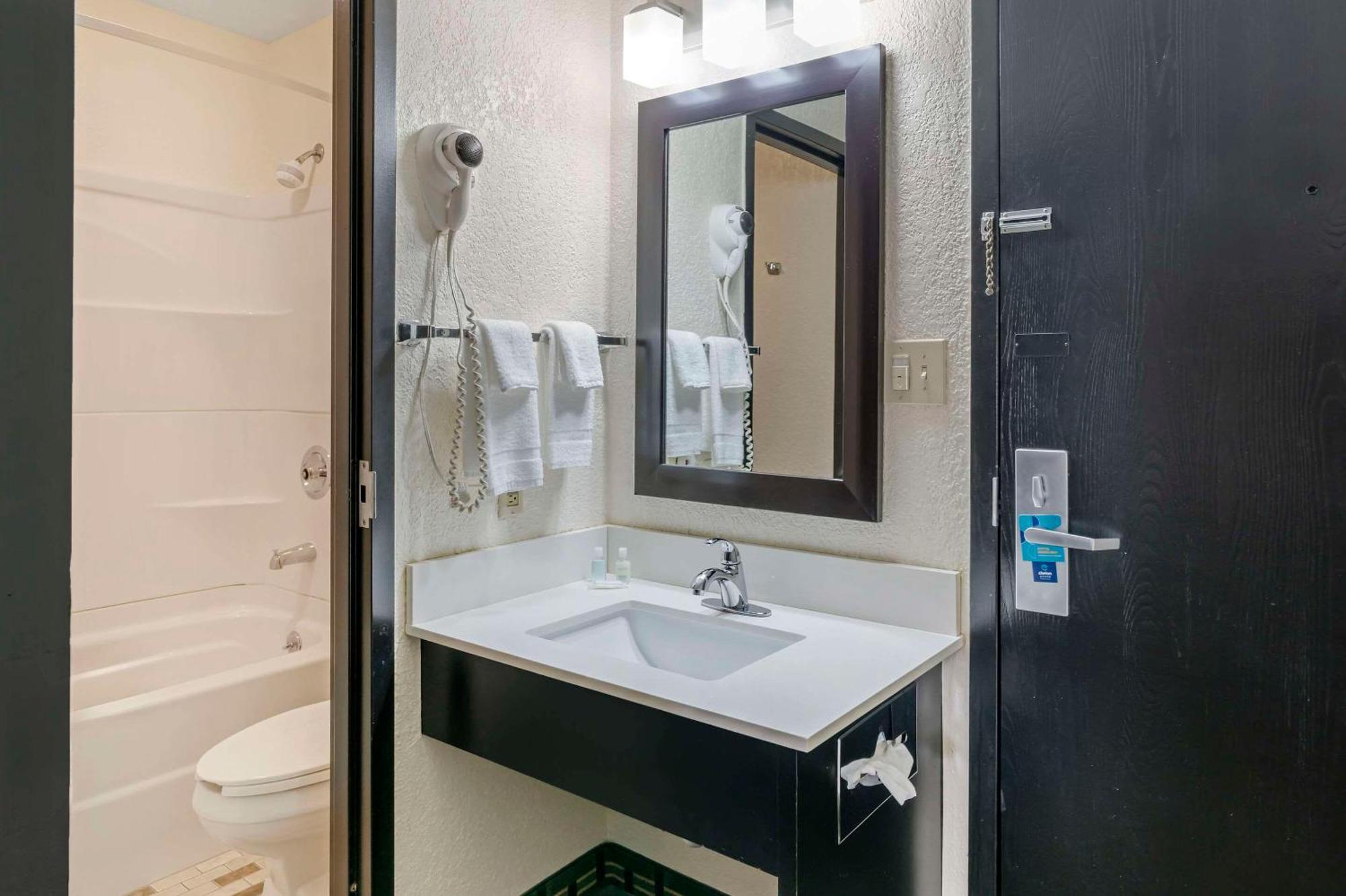Clarion Pointe Hotel Jasper Bagian luar foto