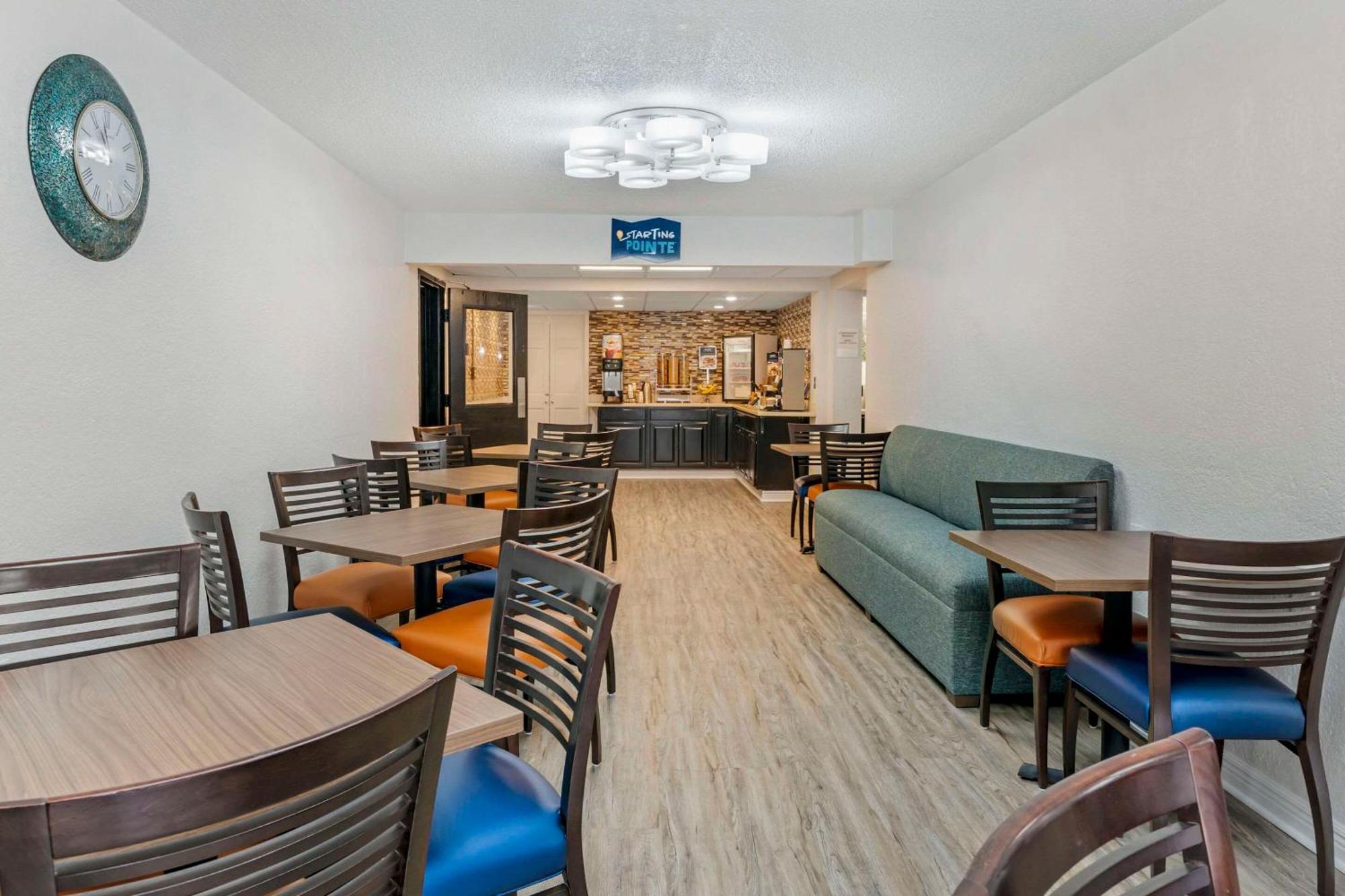 Clarion Pointe Hotel Jasper Bagian luar foto