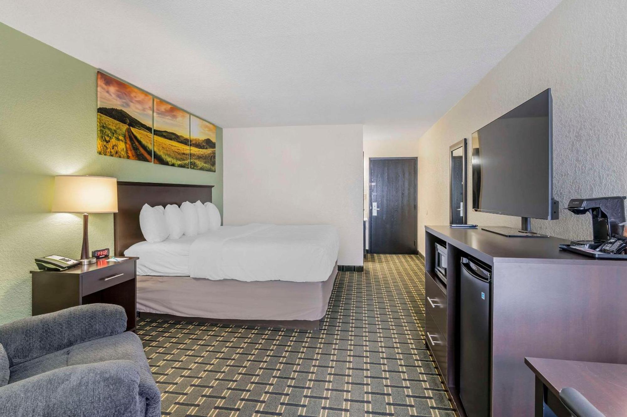Clarion Pointe Hotel Jasper Bagian luar foto