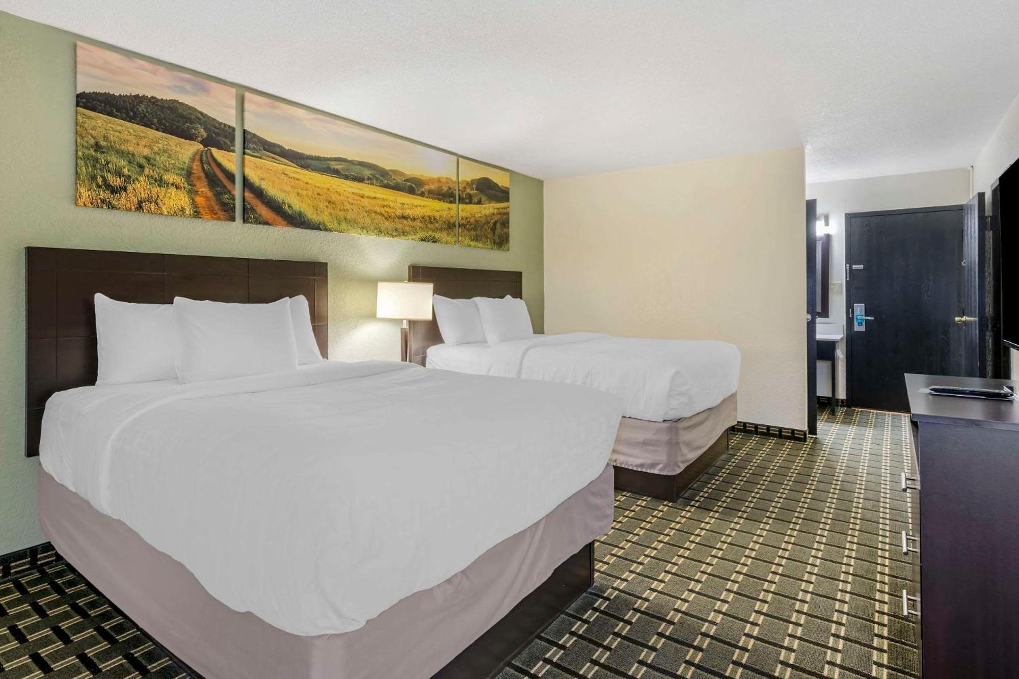 Clarion Pointe Hotel Jasper Bagian luar foto