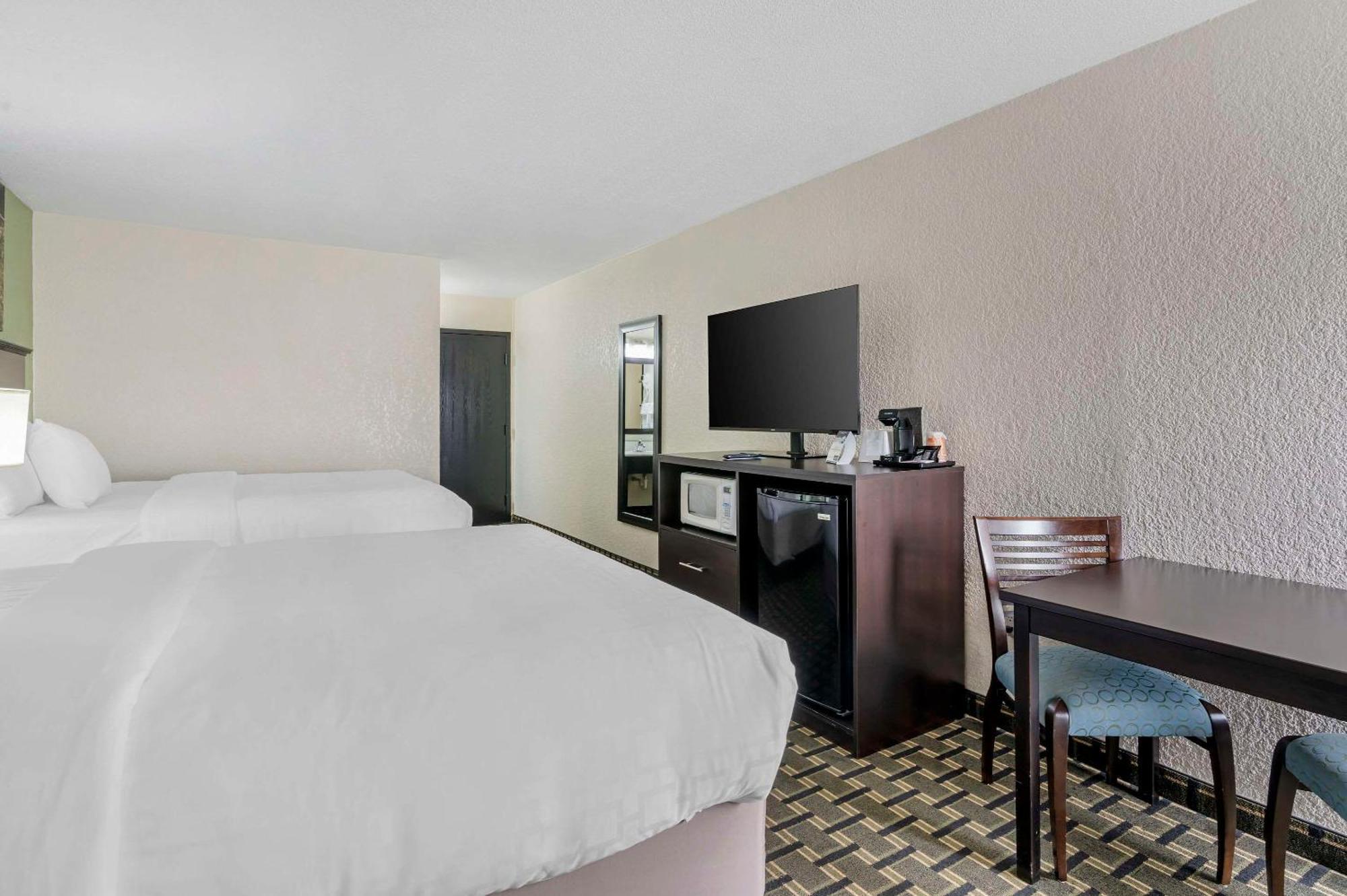 Clarion Pointe Hotel Jasper Bagian luar foto