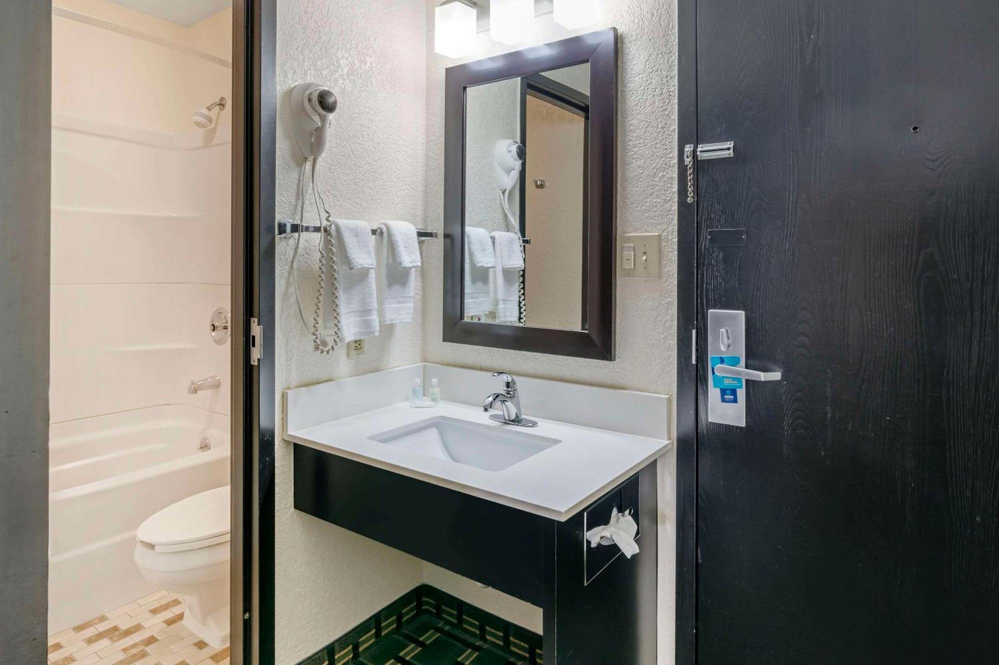 Clarion Pointe Hotel Jasper Bagian luar foto