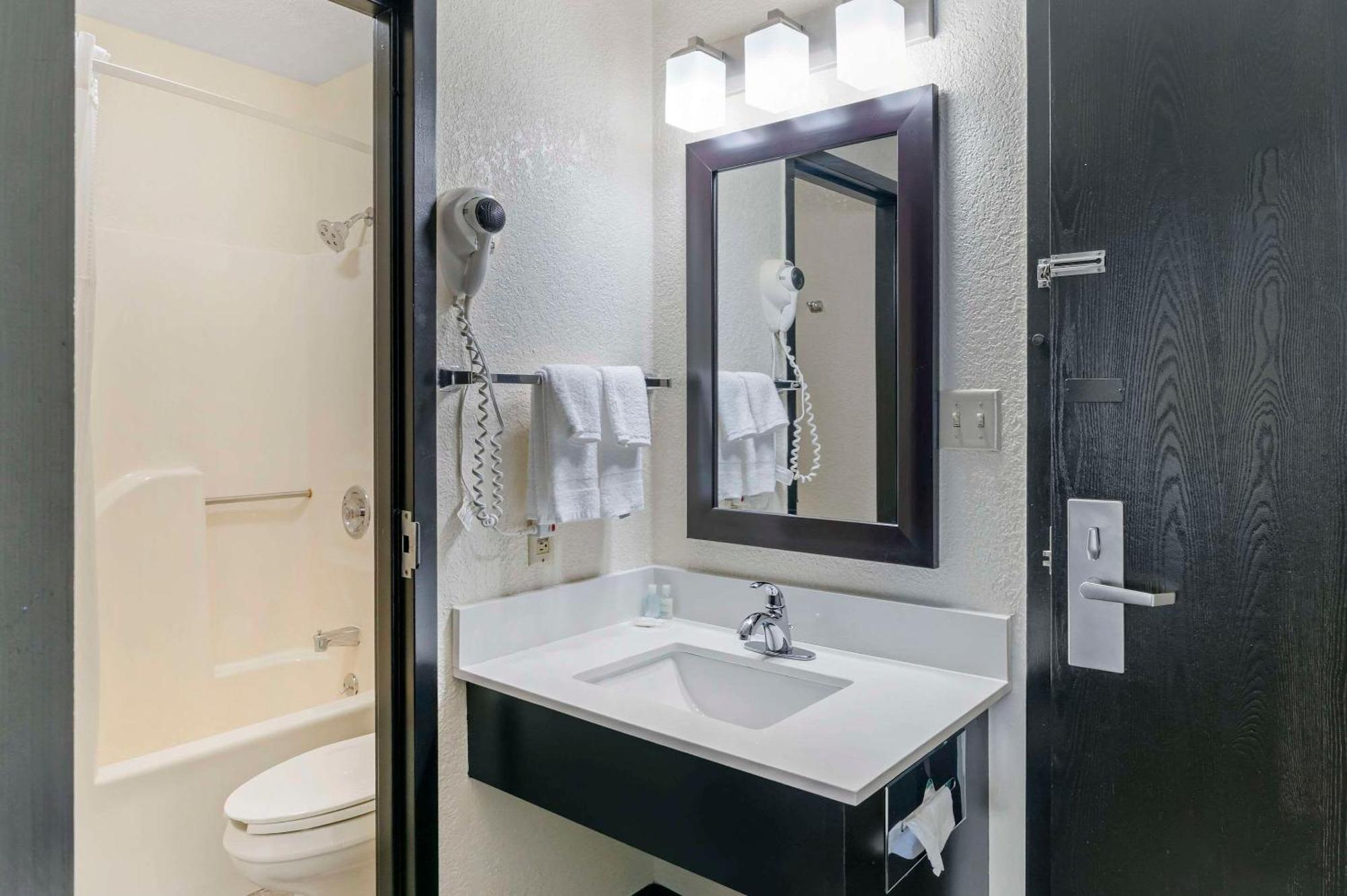 Clarion Pointe Hotel Jasper Bagian luar foto