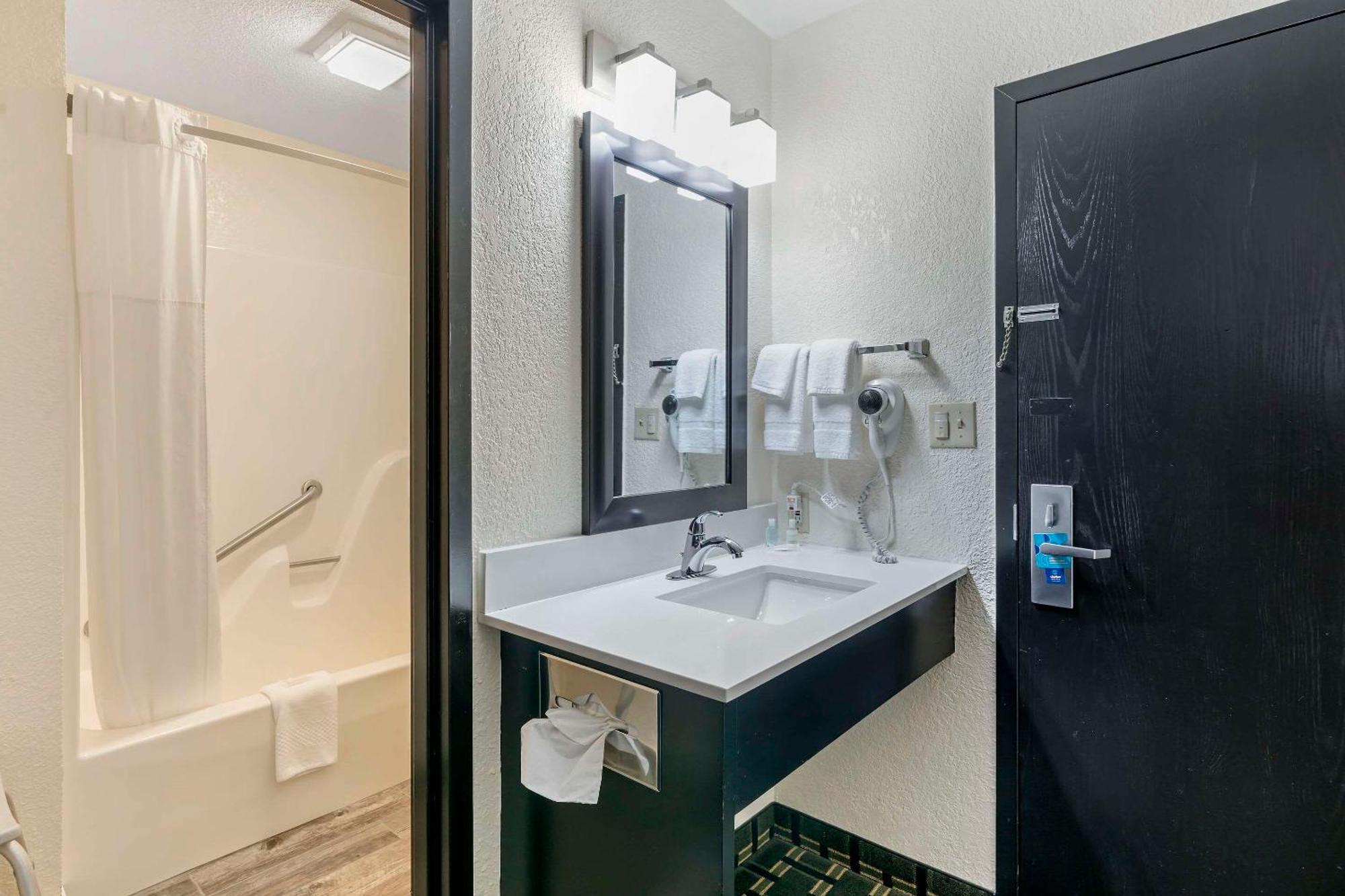 Clarion Pointe Hotel Jasper Bagian luar foto