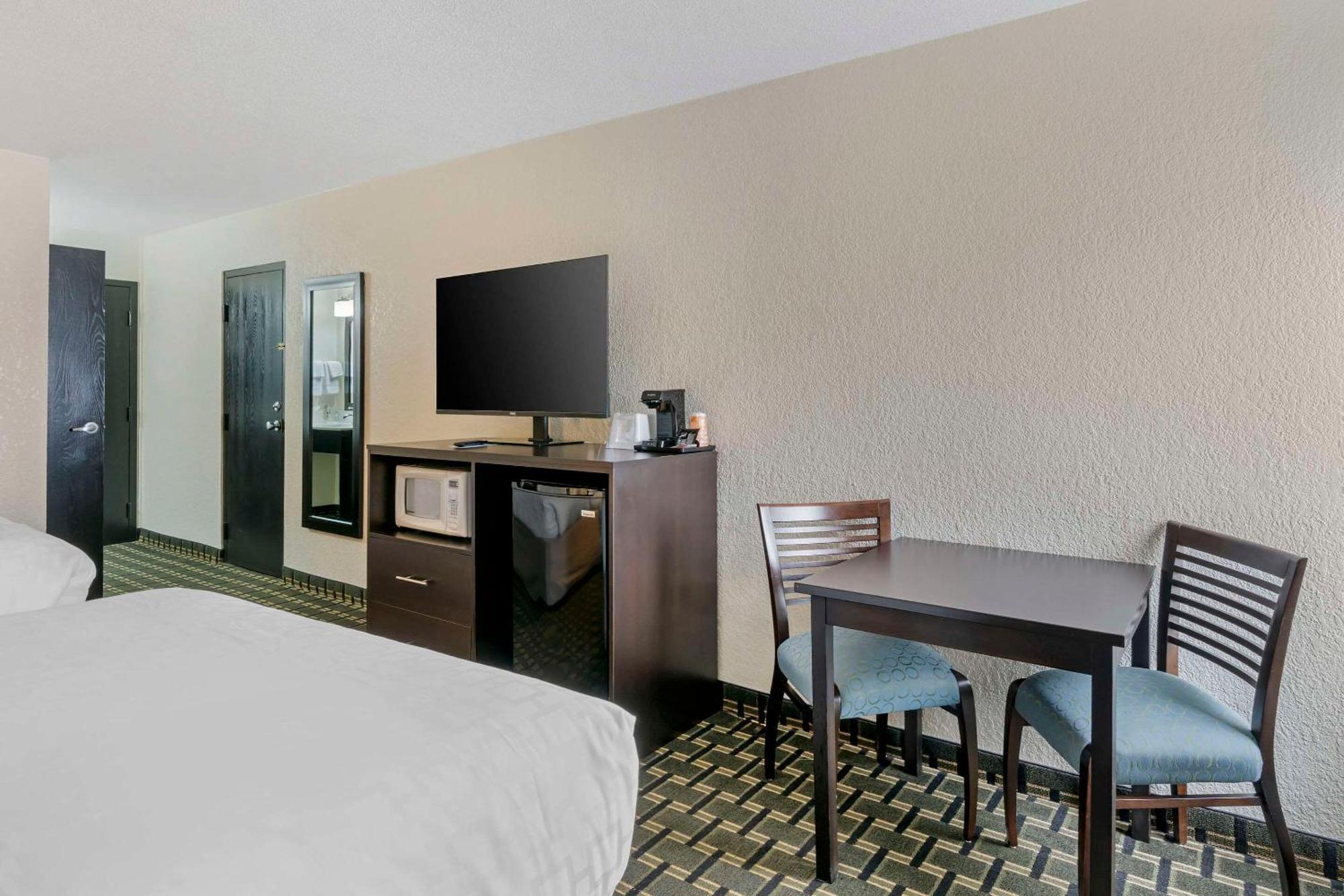 Clarion Pointe Hotel Jasper Bagian luar foto