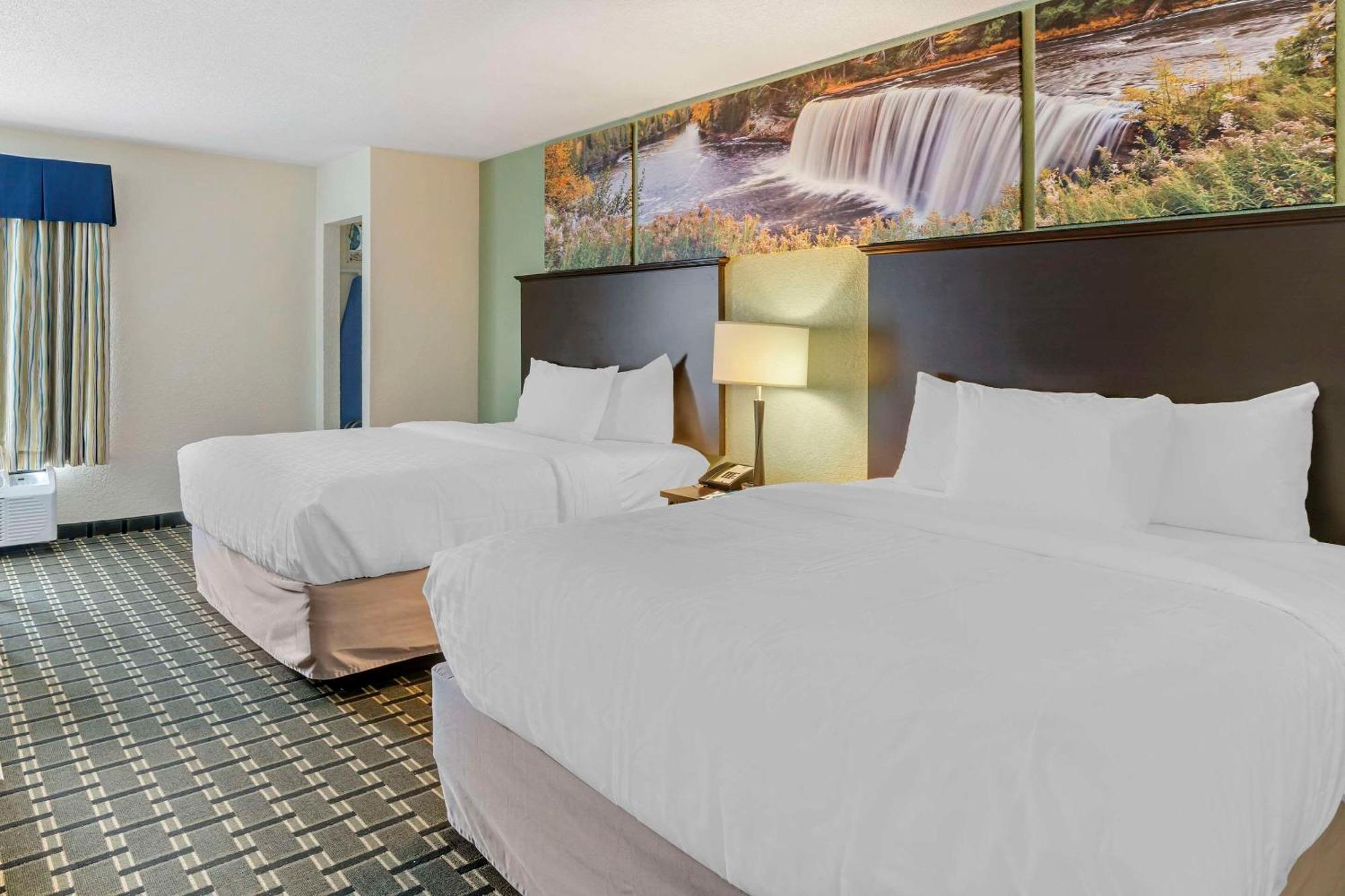 Clarion Pointe Hotel Jasper Bagian luar foto
