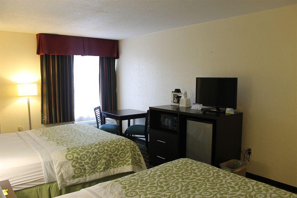 Clarion Pointe Hotel Jasper Bagian luar foto
