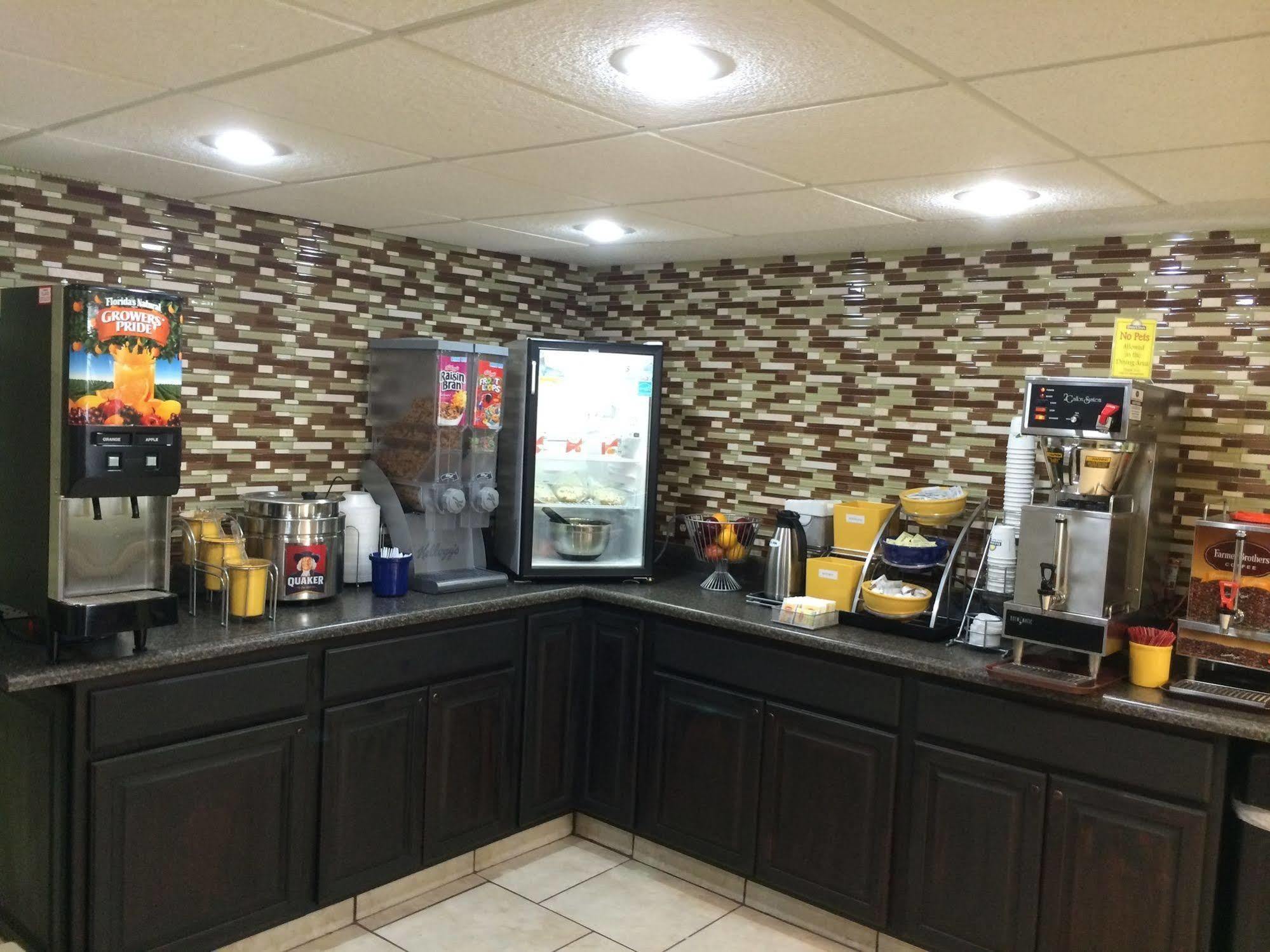 Clarion Pointe Hotel Jasper Bagian luar foto